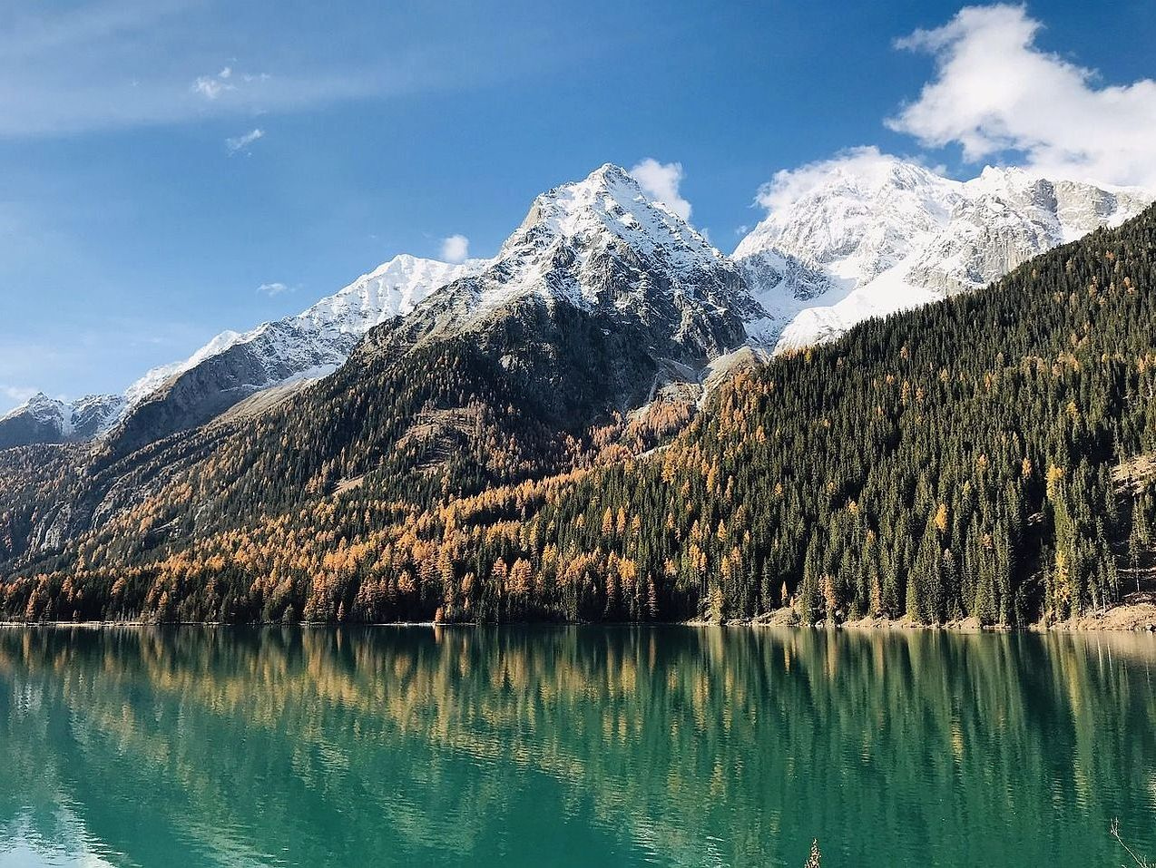 Planinsko jezero u zoru, dok se led počinje sjajiti